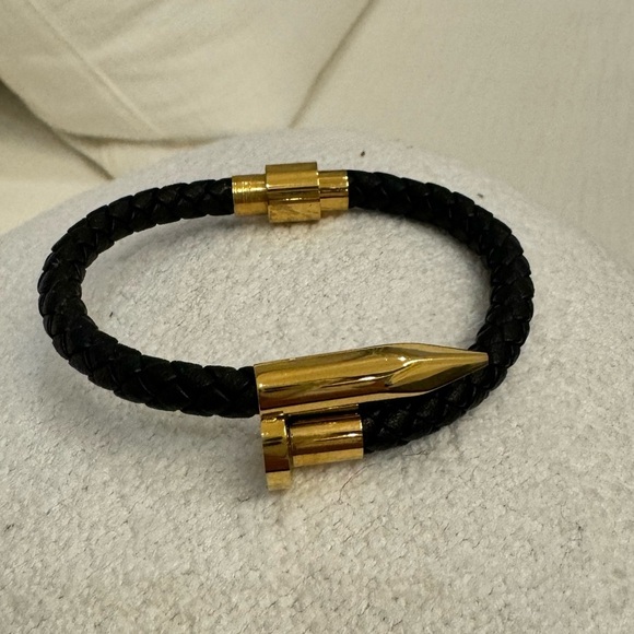 NWOT BREADED REAL LEATHER NAIL UNISEX - Picture 10 of 17